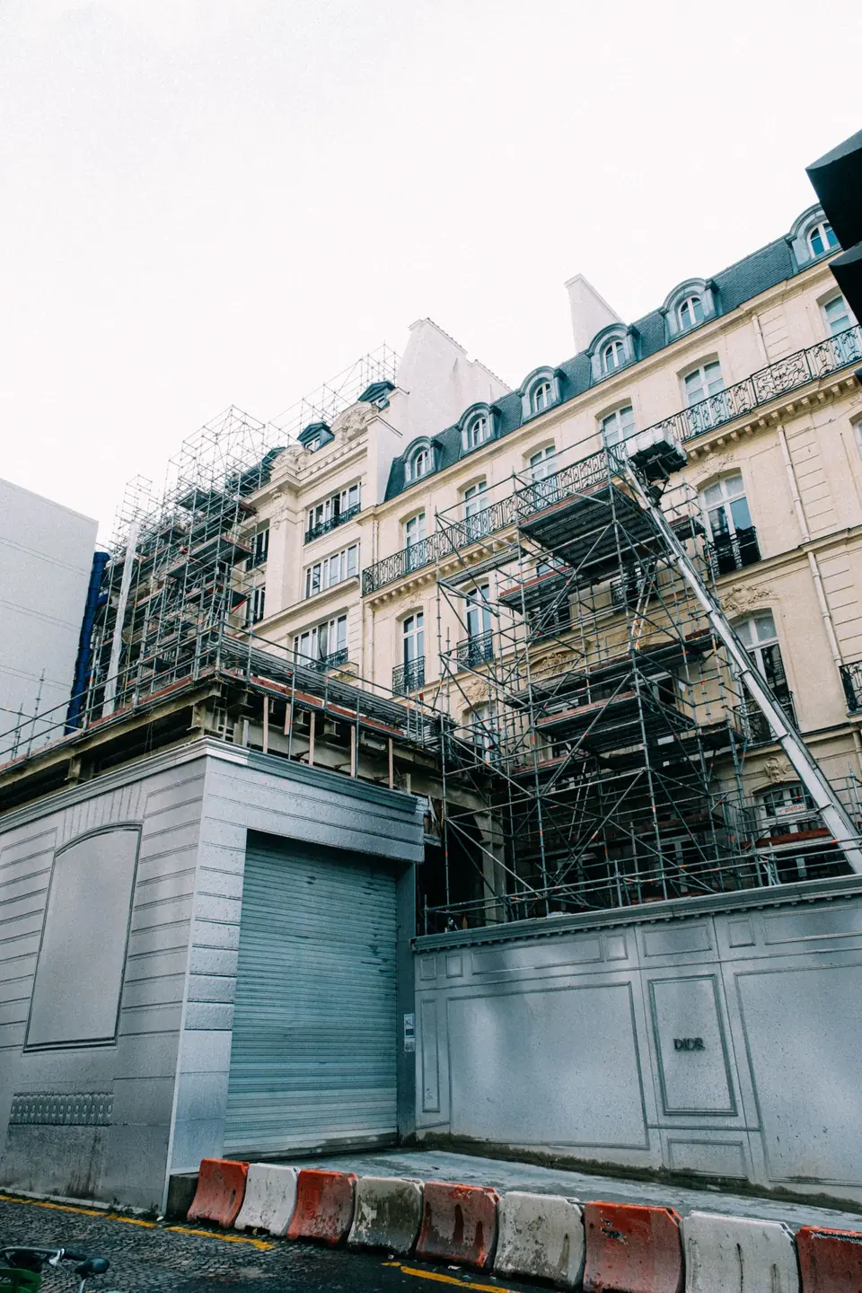 Façade de maison en cours de ravalement, protégée par un échafaudage