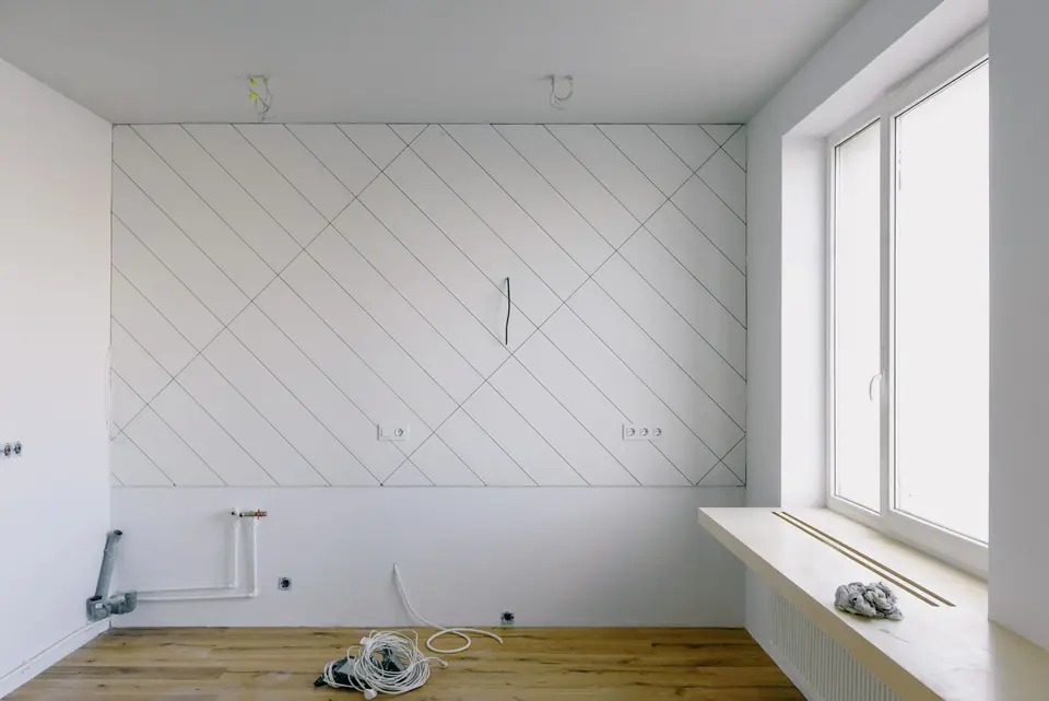 Pièce en cours de rénovation avec les murs fraîchement peints et le sol protégé