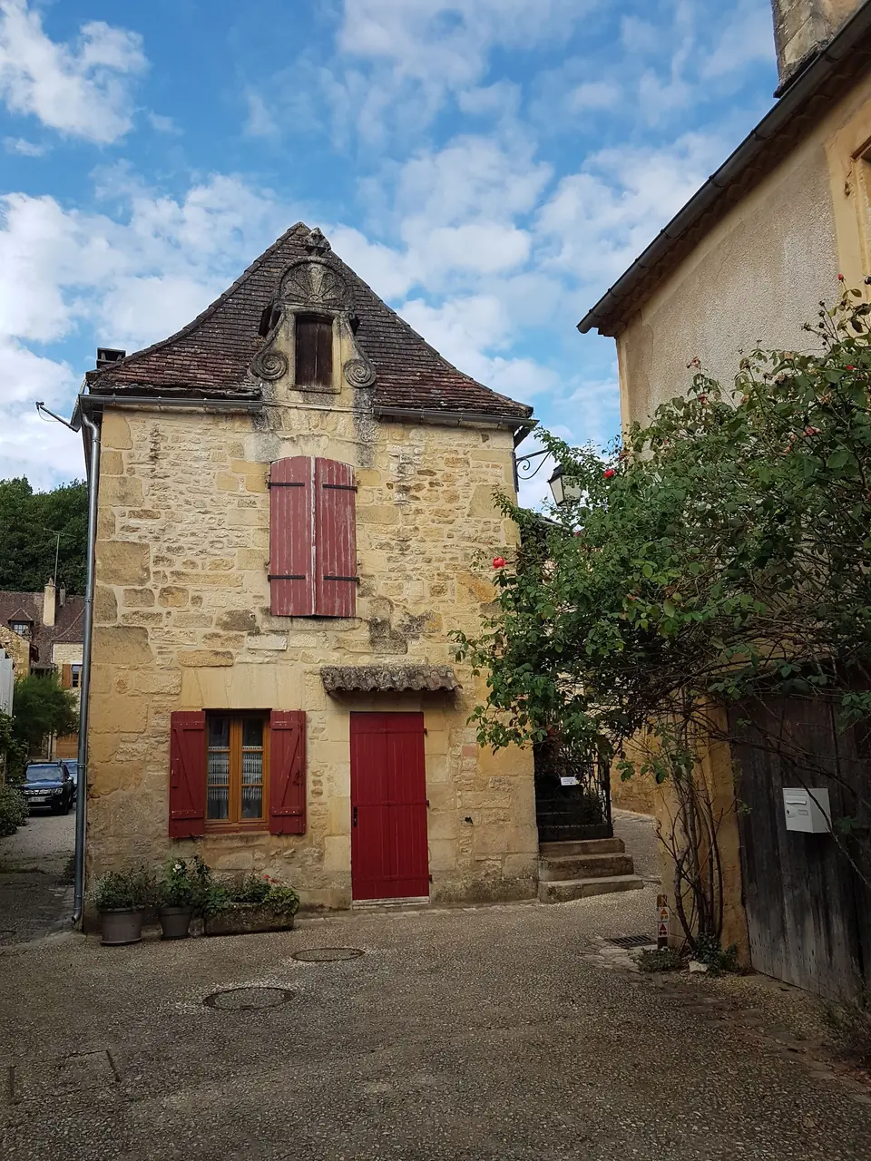 Façade d'une maison tourangelle en pierre de tuffeau ravalée