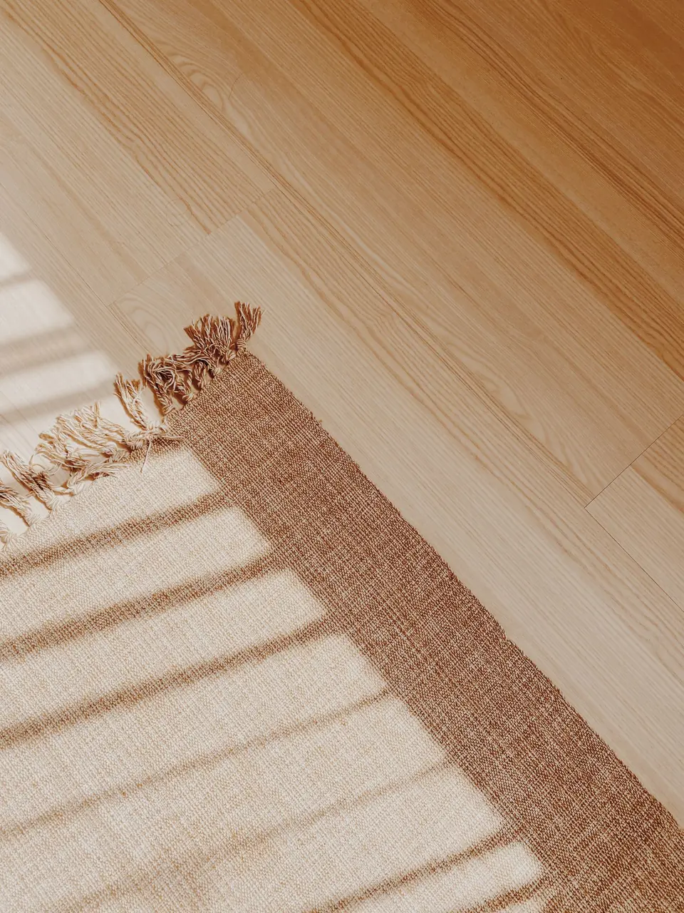 Pose de lames de parquet dans une pièce fraîchement peinte