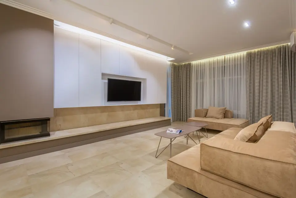 Salon aux murs peints dans des tons beige et sable
