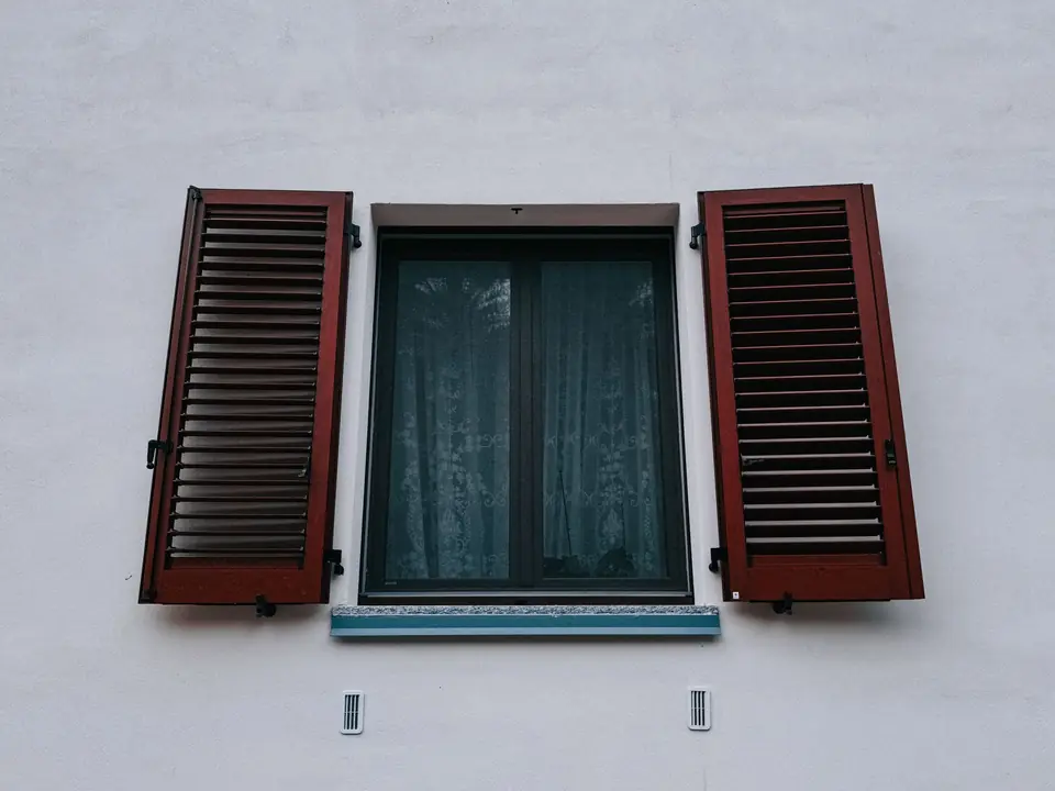 Volets en bois repeints devant une maison